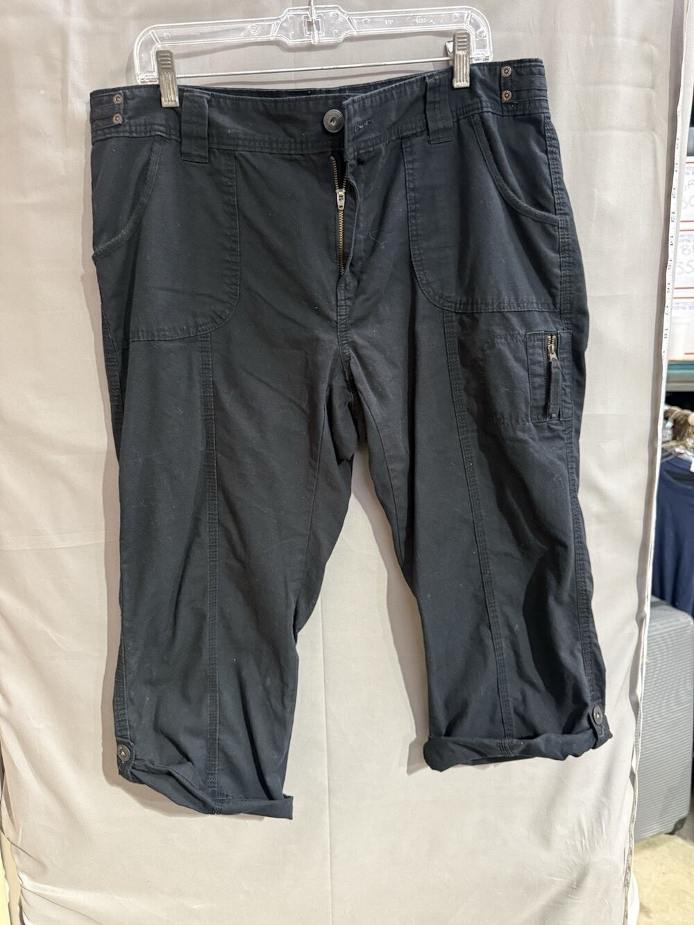 Eddie Bauer black cargo pants. Size 14 TG2288